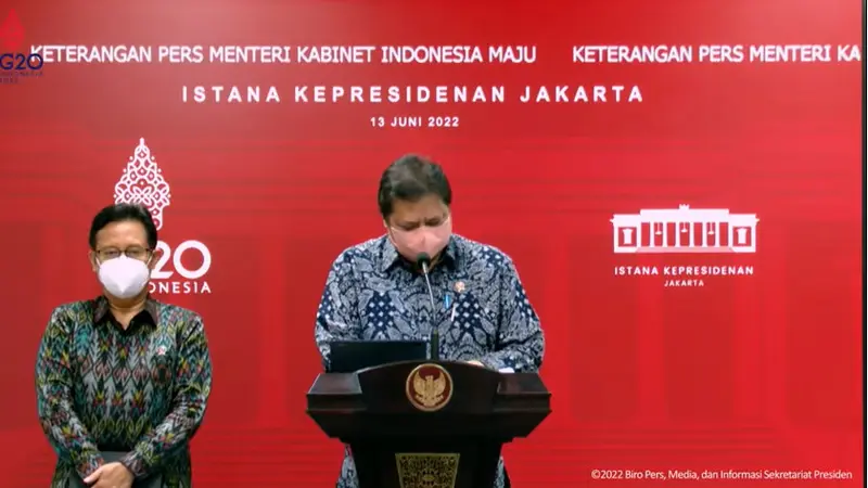 Menteri Koordinator bidang Perekonomian Airlangga Hartarto saat konferensi pers perihal perkembangan evaluasi PPKM dan Covid-19 bersama Menteri Kesehatan Budi Gunadi Sadikin di Jakarta, Senin (13/6/2022).