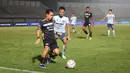 Pemain Dewa United, Egy Maulana Vikri, berebut bola dengan pemain Persita Tangerang pada laga BRI Liga 1 di Stadion Indomilk Arena, Tangerang, Kamis (27/3/2024). (Bola.com/M Iqbal Ichsan)