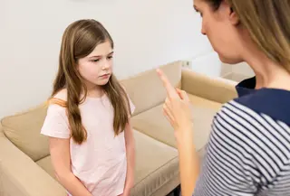 seorang ibu memarahi anak perempuannya. sumber foto: freepik