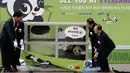 Petugas saat mengangku kandang berisi Panda bernama Aibao  dalam acara penyambutan sepasang panda yang berasal dari Cina di Bandara Internasional Incheon, Korea Selatan , (3/3). (REUTERS / Ha Sa - hyun)