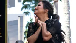 Senyum Eva Longoria saat menghadiri acara penghargaan Hollywood Walk of Fame di Los Angeles, Senin (16/4). Aktris yang terkanal dalam serial TV 'Desperate Housewives' itu merupakan penerima bintang ke-2.634 di kategori Televisi (Willy Sanjuan/Invision/AP)