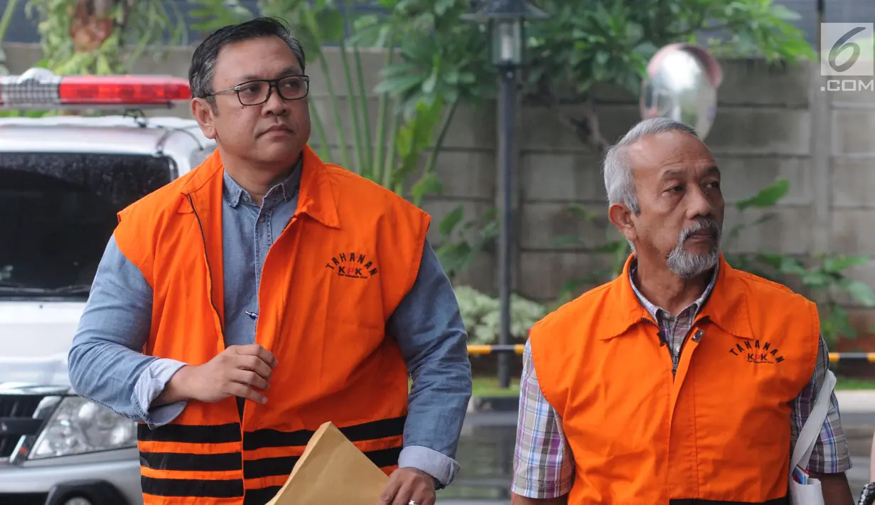 Bupati Pakpak Bharat Remigo Yolanda Berutu (kiri) dan Anggota DPRD Sumut Enda Mora Lubis (kanan) tiba di Gedung KPK, Jakarta, Kamis (29/11). Remigo diperiksa sebagai tersangka terkait dugaan suap proyek Dinas PUPR Pakpak Bharat. (Merdeka.com/Dwi Narwoko)