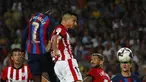 Penyerang Barcelona Ousmane Dembele (kiri atas) mencoba  menyundul bola untuk mencetak gol ke gawang Athletic Bilbao pada pekan ke-11 Liga Spanyol 2022/2023 di Camp Nou, Senin dini hari WIB (24/10/2022). Barcelona masih berada di posisi kedua dengan koleksi 28 poin. Sedangkan Bilbao tertahan di peringkat ke-6 dengan 18 poin. (AP Photo/Joan Monfort)