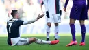 Pemain Juventus Cristiano Ronaldo duduk di lapangan sambil adu argumen saat menghadapi Fiorentina pada pertandingan Liga Italia di Allianz Stadium, Turin, Italia, Minggu (2/2/2020). Ronaldo tampil memukau dengan menorehkan dua gol saat Juventus menang 3-0. (Fabio Ferrari/Lapresse via AP)