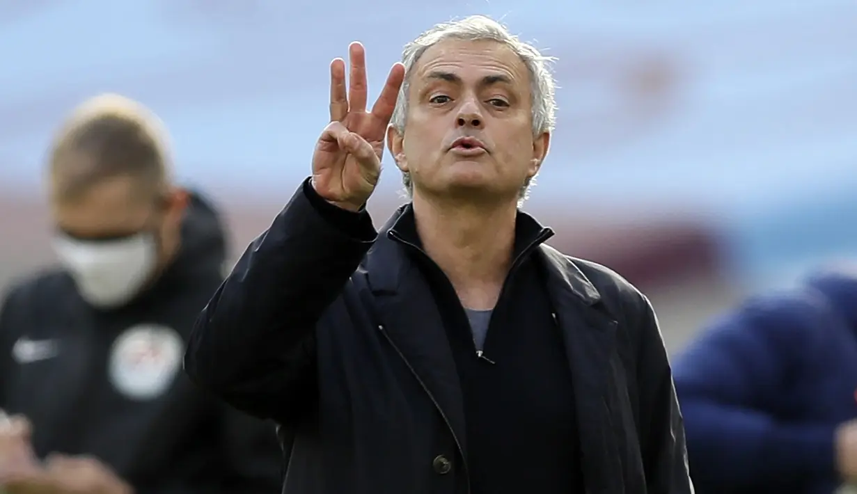 Selepas dipecat Tottenham Hotspur, Jose Mourinho membuat berita sensasional. Tidak lain adalah soal total besarnya uang pesangon senilai 79 juta pound atau setara Rp.1,6 Triliun jika diakumulasi dengan 4 pemecatannya terdahulu. Mau tahu rinciannya? (AFP/Kirsty Wigglesworth)