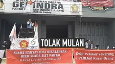Aksi demonstrasi digelar kader Gerindra Garut setelah nama Ervin Luthfi dicoret dari anggota DPR RI terpilih dan digantikan olleh Mulan Jameela.