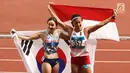 Pelari Indonesia, Nova Emilia foto bersama dengan pelari Korea Selatan Jung Hyelim usai final atletik nomor lari halang rintang 100 meter putri di Stadion Utama GBK, Jakarta (26/8). Nova Emilia berhasil meraih medali perak.  (Liputan6.com/Fery Pradolo)