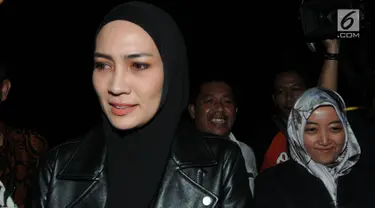 Model asal Manado, Fenny Steffy Burase seusai menjalani pemeriksaan di gedung KPK, Jakarta, Rabu (18/7). Steffy Burase diperiksa terkait kasus alokasi dana otonomi khusus (otsus) Aceh tahun anggaran 2018. (Merdeka.com/Dwi Narwoko)