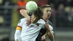 Penyerang AS Roma Eldor Shomurodov berebut bola dengan gelandang Zorya Luhansk, Lovro Cvek pada lanjutan matchday kedua Grup C Liga Konferensi Eropa, Jumat (1/10/2021) dini hari WIB. AS Roma menang meyakinkan 3-0. (AP Photo/Oleg Kozin)