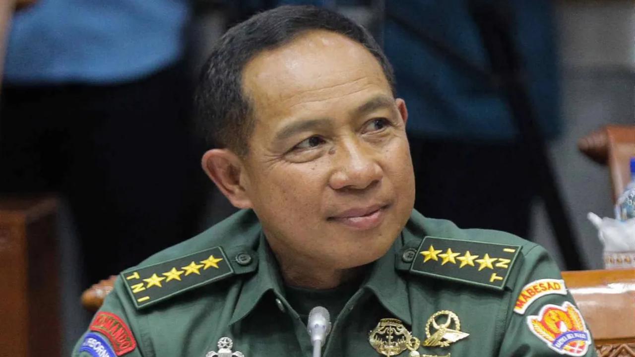 Dia pun menjelaskan, kedekatan dengan tokoh lain tak hanya saat berdinas di Solo, namun juga saat berdinas di Palu hingga Jawa Barat.<br>