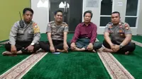 Kepala Kepolisian Daerah Sulawesi Selatan (Kapolda Sulsel) Irjen Pol Mas Guntur Laupe meminta maaf atas perbuatan sejumlah anggotanya yang memasuki masjid dengan mengenakan sepatu saat mengejar sejumlah pendemo. (Liputan6.com/Eka Hakim)