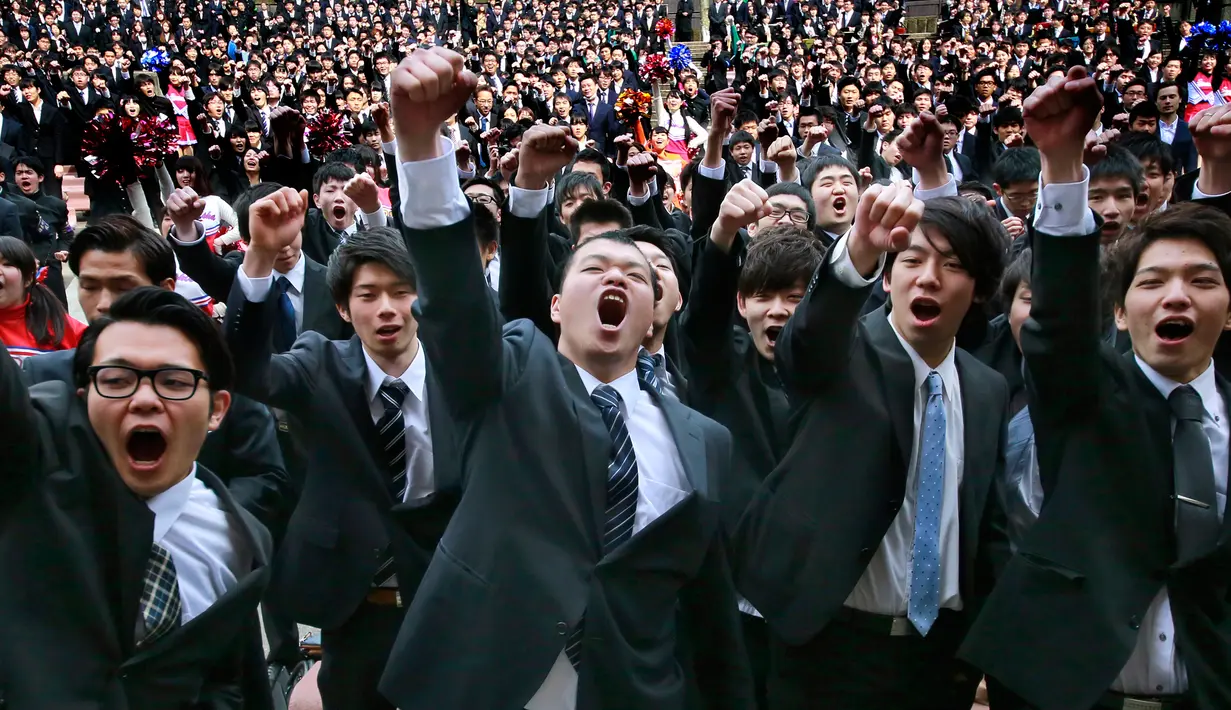 Sejumlah mahasiswa Jepang bersorak-sorai saat acara Job Hunting di Tokyo, Jepang, (1/3). Tujuan acara ini untuk mendorong semangat para mahasiswa sebelum berburu pekerjaan. (AP Photo / Shizuo Kambayashi)