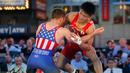 Pegulat Daichi Takatani asal Jepang berusaha mengunci Pegulat AS, Zain Retherford saat pertandingan gulat "Beat the Streets" di New York Times Square, (17/5). Kompetisi gulat ini digelar sebagai program gulat atletik New York. (AP Photo/Kathy Willens)