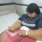 Yunita Maulidia (19) warga Desa Grinting Kecamatan Tulangan, yang memiliki berat badan 142 Kg, yang sedang menjalani perawatan karwna obesitas di RSUD Sidoarjo, meninggal dunia. (Liputan6.com/Dian Kurniawan)