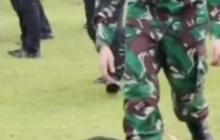 ⁠Perempuan Baju Merah Lari lalu Jatuh, Ditolong Mayor Teddy Indra jadi Salting