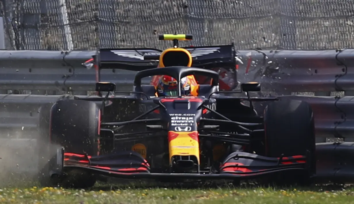 Pembalap Red Bull, Alex Albon, menabrak pembatas dalam sesi latihan kedua F1 Grand Prix Inggris di sirkuit Silverstone, Inggris, Sabtu (1/8/2020). Dalam sesi latihan bebas kedua, Albon menempati urutan kedua dengan catatan waktu satu menit 27,364 detik. (AFP/Bryn Lennon/pool)