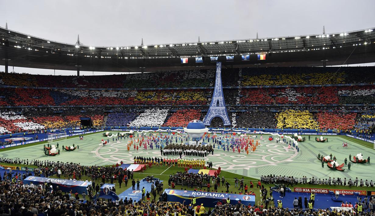 Tak hanya tarian, koreografi bendera peserta serta hiasan raksasa Menara Eiffel meramaikan pembukaan Piala Eropa 2016 jelang laga Prancis melawan Rumania di Stade de France, Prancis, Jumat (10/6/2016) atau Sabtu dini hari WIB. (AFP/Phillippe Lopez)