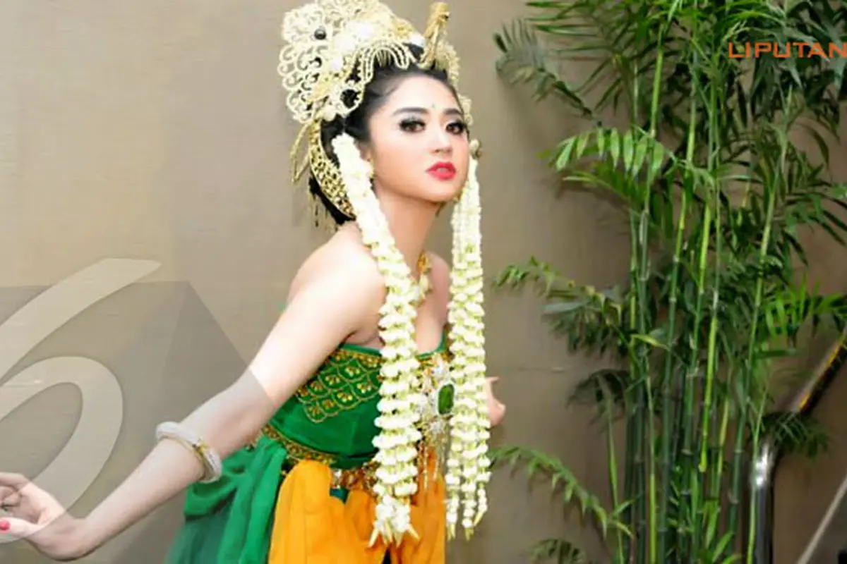 dewi-perssik-2-131227b.jpg