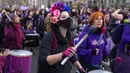 Perempuan menabuh genderang saat pawai pada Hari Perempuan Internasional di Madrid, Spanyol, 8 Maret 2022. Ribuan perempuan berbaris di Madrid dan kota-kota Spanyol lainnya sebagai bagian dari Hari Perempuan Internasional. (AP Photo/Paul White)
