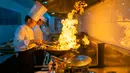 Para koki memasak hidangan di sebuah restoran vegetarian di Kunming, Provinsi Yunnan, China barat daya, pada 14 Juni 2020. Dalam beberapa tahun terakhir, hidangan vegetarian menjadi populer di kalangan konsumen karena semakin banyak restoran vegetarian bermunculan di Kunming. (Xinhua/Chen Xinbo)