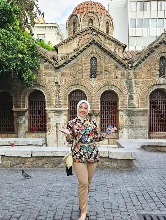 Ibu Cinta dikenal dengan pribadinya yang ramah. Ia juga memiliki gaya sederhana yang memikat dengan kebaya maupun wastra. Pilihan gaya busananya bisa menjadi inspirasi untuk tampil anggun seperti Ibu Cinta. [Foto: Instagram/ataliapr]