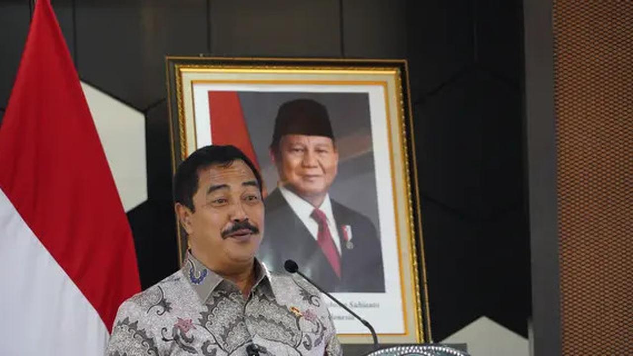 VIDEO: Guyon Menteri Imigrasi "Banyak Sekali Bintang Tiga di Tempat Kita"