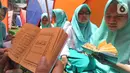 Santri membaca Al-Qur'an saat kegiatan Kemah Hari  Santri di Bogor, Selasa (22/10/2019). Pemerintah menetapkan 22 Oktober sebagai HSN bertepatan dengan Resolusi Jihad yang dikumandangkan  pendiri Nahdlatul Ulama KH. Hasyim Asyari untuk mempertahankan kemerdekaan RI. (merdeka.com/Arie Basuki)