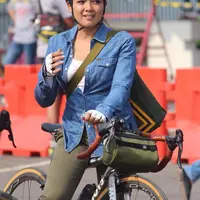 Nirina Zubir dan Sepedanya (Instagram/nirinazubir_)