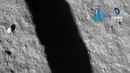Foto yang diberikan China National Space Administration pada 1 Desember 2020 menunjukkan gambar yang ditangkap kamera wahana antariksa Chang'e-5 saat melakukan pendaratan di Bulan. Selama proses pendaratan, kamera di wahana pendarat berhasil mengambil gambar-gambar area pendaratan. (Xinhua/CNSA)