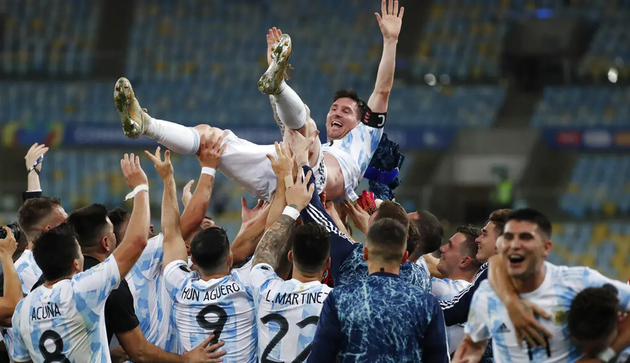 Rekan setimnya mengangkat Lionel Messi dari Argentina setelah mengalahkan Brasil 1-0 selama pertandingan final Copa America di stadion Maracana di Rio de Janeiro, Brasil, Minggu (11/7/2021). (AP Photo/Bruna Prado)