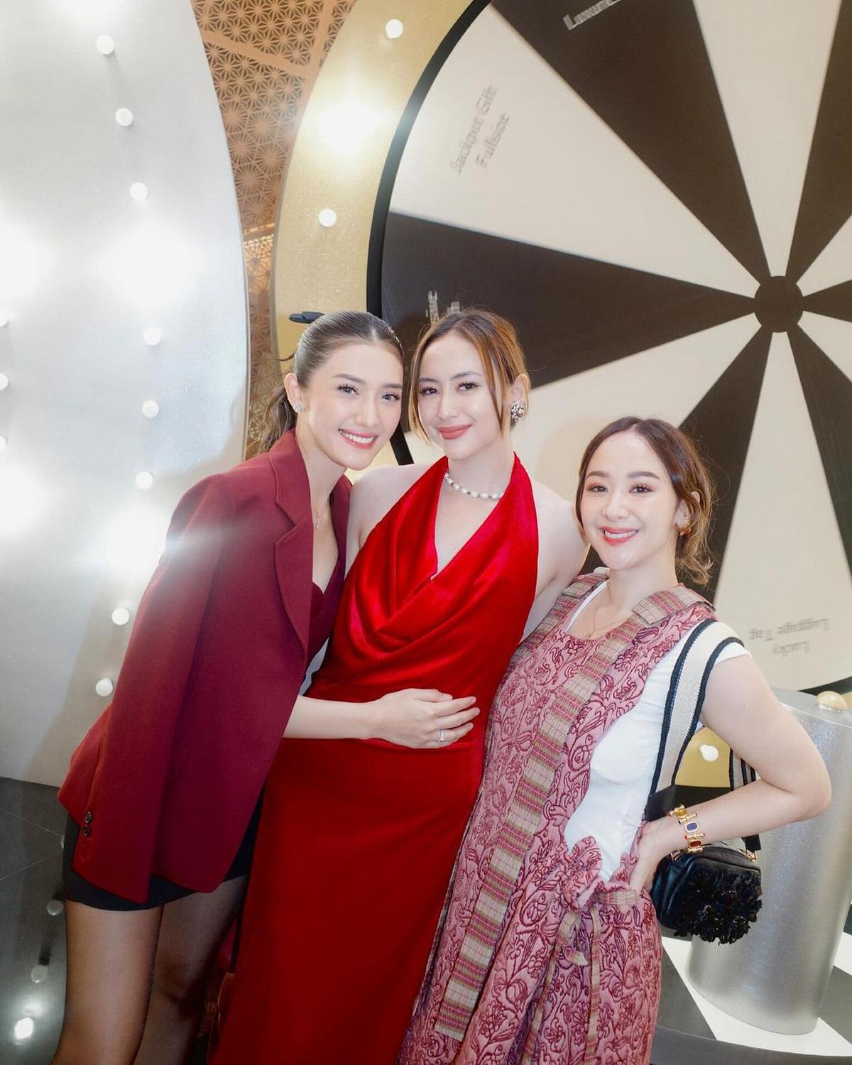 Potret Terbaru Anissa Aziza, Dipuji Cantik Bak Super Model dengan Blazer Maroon