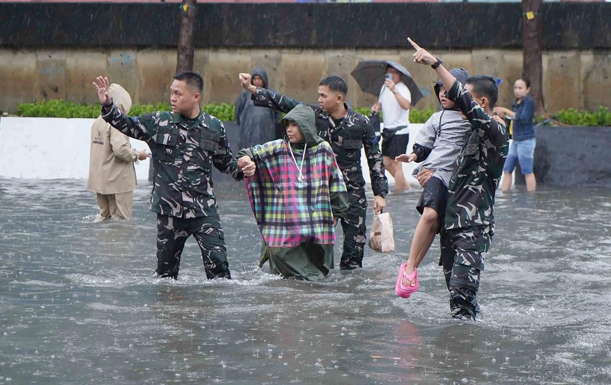 FOTO: Banjir Pademangan, Prajurit TNI AL Bantu Warga