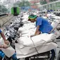 Pada H-2 lebaran, pengiriman paket sepeda motor menggunkan jasa pengiriman kereta api mulai meningkat dengan tujuan kota Jawa Tengah dan Jawa Timur di Stasiun Pasar Senen, Jakarta, Jumat (23/6). (Liputan6.com/Faizal Fanani)