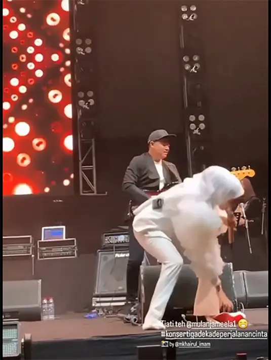 Dalam vidoe singkat yang diunggah, Mulan tampak menunjukkan profesionalitasnya ketika sepatunya copot, ia tetap menyanyi dengan suara stabil. Mulan tetap menyanyi sambil mengambil sepatunya. [Instagram/mulanjameela1]