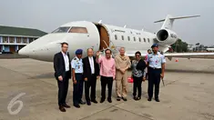 Menko Kemaritiman Rizal Ramli bersama Menteri Kelautan dan Perikanan Susi Pudjiastuti bersiap menaiki pesawat Boeing Maritime Surveillance Aircraft (MSA) N614BA di Lanud Halim Perdanakusuma, Jakarta, Rabu (4/11). (Liputan6.com/Immanuel Antonius)
