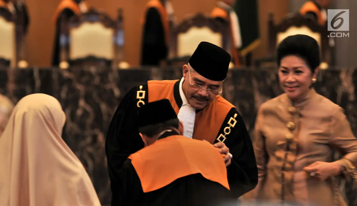 Ketua Mahkamah Agung (MA) M Hatta Ali menyalami Abdul Manaf saat dilantik sebagai Hakim Agung di Gedung Mahkamah Agung, Jakarta, Rabu (15/8). Abdul Manaf sebelumnya menjabat Wakil Ketua Pengadilan Tinggi Agama Surabaya. (Merdeka.com/Iqbal Nugroho)