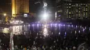 Ribuan warga mulai memadati Bundaran HI untuk merayakan malam pergantian tahun di Jakarta Night Festival, Rabu (31/12/2014). (Liputan6.com/Faizal Fanani)
