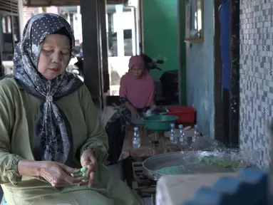 Bagi masyarakat Pulau Jawa, tentu tidak asing dengan rasa kue klepon. Keberadaannya juga mudah ditemui. Bahkan terdapat satu desa berjuluk 'Kampung Klepon' di Sidoarjo, Jawa Timur. Nah, apabila sedang di Sidoarjo, sempatkan mampir ke Desa Bulang, Kecamatan Prambon. Jajaran pengusaha klepon binaan Bank Rakyat Indonesia (BRI) dengan mudah ditemukan di sepanjang jalan dengan harga relatif terjangkau. (FOTO: Dokumentasi BRI)