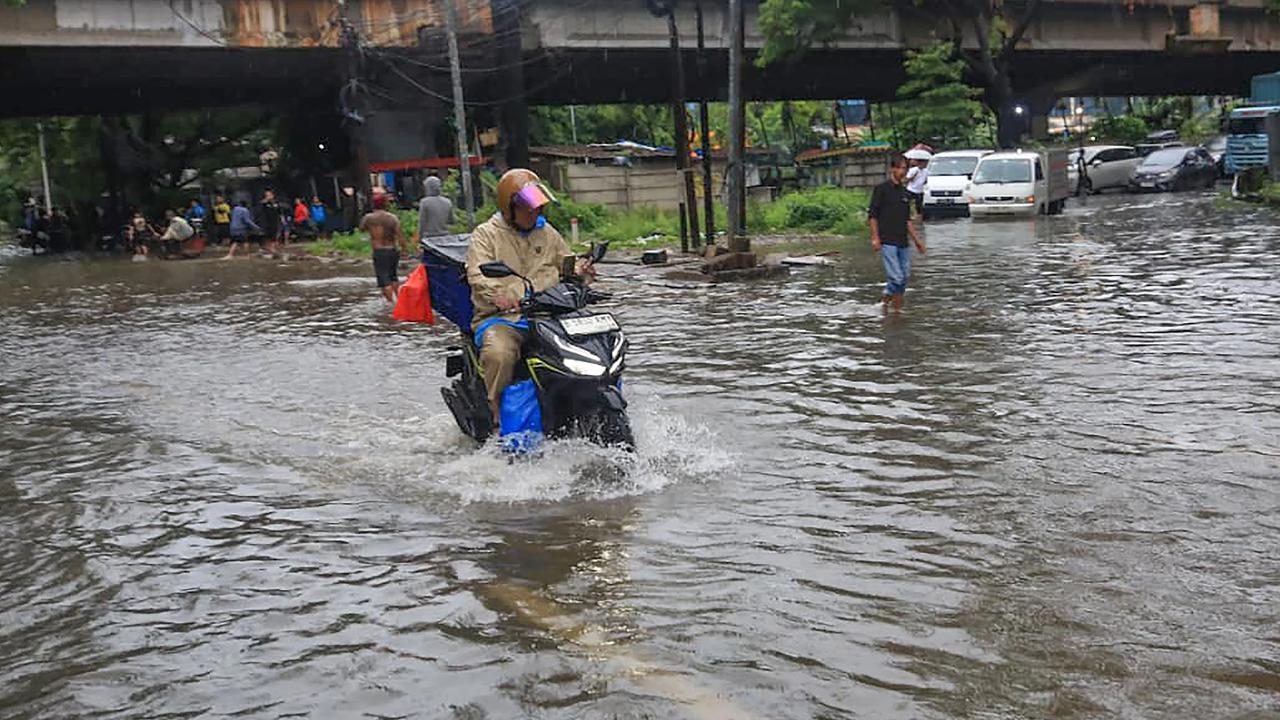 FOTO: Jembatan Tiga Terendam Banjir,  Aktivitas Warga Terganggu