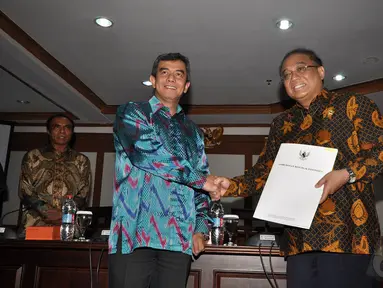 Ketua Ombudsman Danang (kiri) dan Menteri Indroyono Soesilo saat penyerahan rekomendasi izin hutan, Jakarta, Jumat (9/1). (Liputan6.com/Miftahul Hayat)