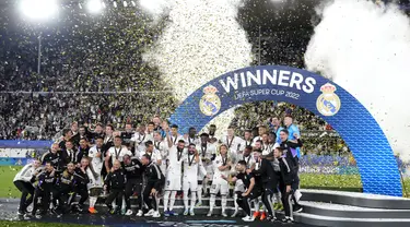 Para pemain Real Madrid merayakan dengan trofi setelah memenangkan pertandingan melawan Eintracht Frankfurt pada final Piala Super Eropa di Stadion Olimpiade Helsinki, Finlandia, Kamis (11/8/2022). Real Madrid menang atas Eintracht Frankfurt 2-0. (AP Photo/Sergei Grits)