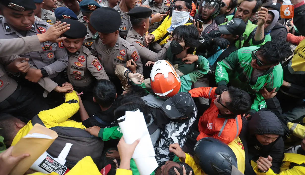 Sejumlah mahasiswa terlibat aksi saling dorong dengan petugas kepolisian setelah dihalangi saat berusaha menuju gedung DPR untuk menyampaikan aspirasi di Jakarta, Kamis (27/8/2026). (KLY/Budy Santoso)