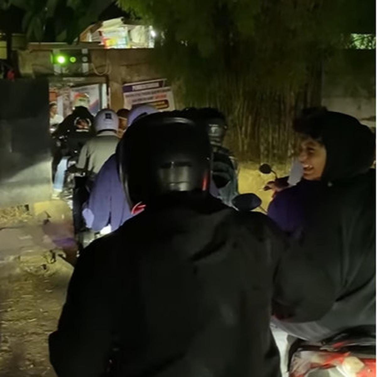 Canggih Warga Bikin 'Pintu Doraemon' di Taman Tekno Tangsel, Pakai Lampu Merah Agar Pemotor Tertib