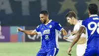 Aksi gelandang Persib Bandung, Luciano Guaycochea saat menghadapi Bangkok United dalam laga keenam Grup G AFC Champions League 2 2025/2026 di Stadion Gelora Bandung Lautan Api, Bandung, Rabu (10/12/2025). (Dok. Persib)