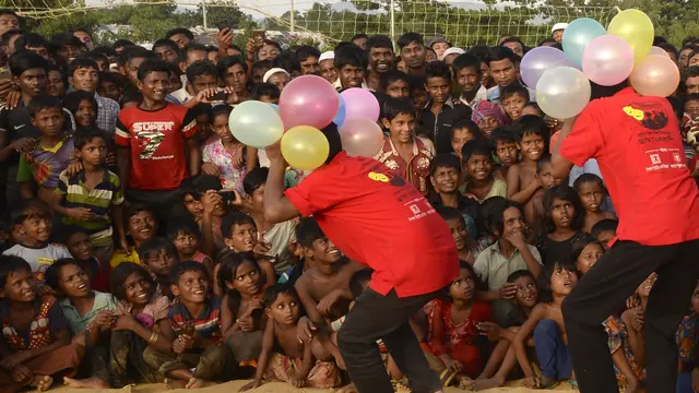 Badut Hibur Anak-Anak Pengungsi Rohingya di Bangladesh