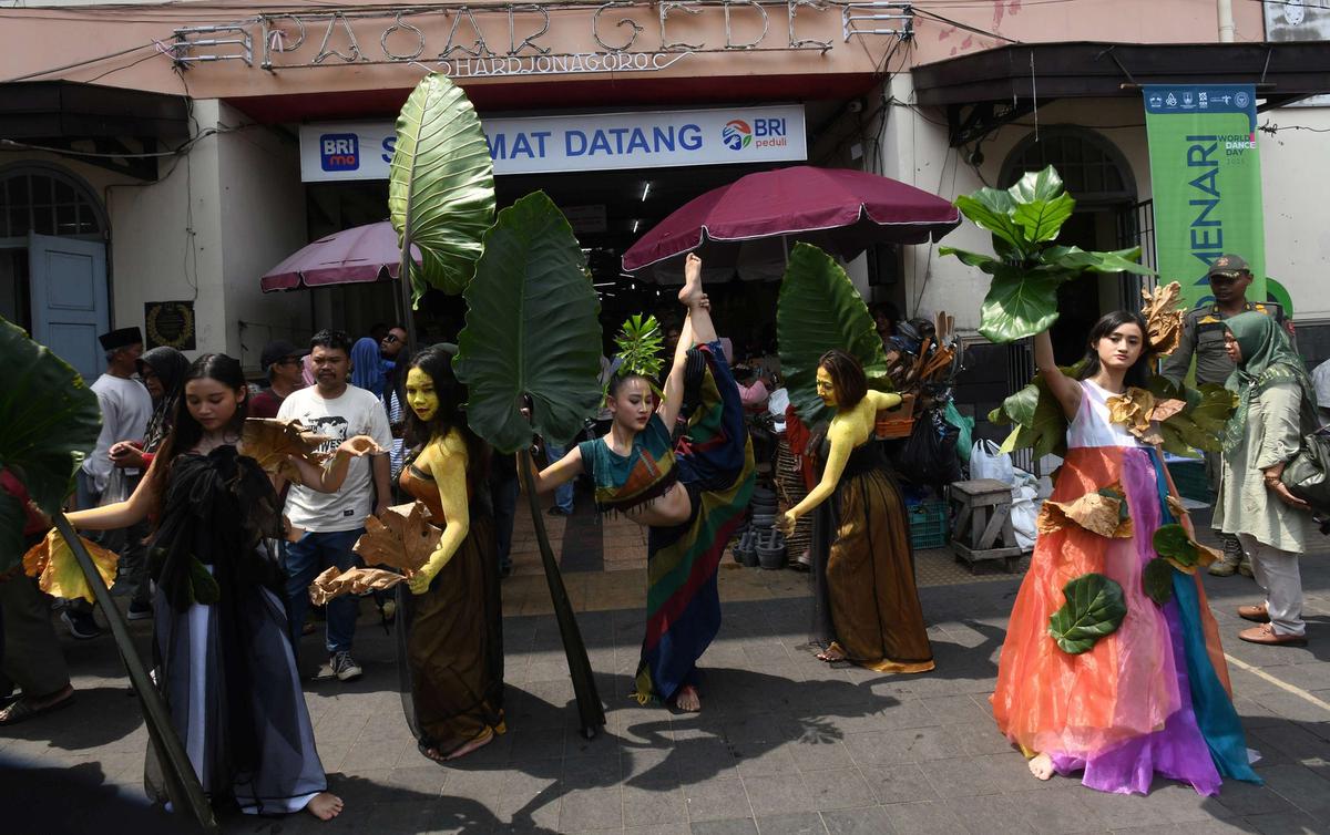 Aksi penari tampil di tengah pasar tradisional