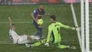 Bek Barcelona, Jordi Alba berebut bola dengan kiper Real Madrid Thibaut Courtois (kanan) dan Alvaro Odriozola pada pekan ke-30 Liga Spanyol di Estadio Alfredo Di Stefano, Minggu dinihari WIB (11/4/2021). Real Madrid kembali sukses taklukkan rival abadinya Barcelona 2-1. (AP Photo/Manu Fernandez)