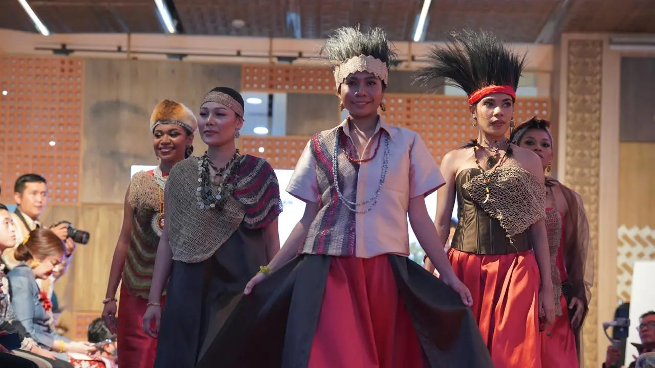 Desainer Yurita Puji Dorong Noken Papua dari Aksesori Tradisional ke Item Fesyen Global