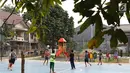 Sejumlah anak-anak bermain bola di RPTRA Tiga Durian, Jakarta, Selasa (15/5). Wakil Gubernur DKI Jakarta Sandiaga Uno mengatakan akan meningkatkan RPTRA menjadi Taman Maju Bersama. (Liputan6.com/Immanuel Antonius)