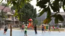 Sejumlah anak-anak bermain bola di RPTRA Tiga Durian, Jakarta, Selasa (15/5). Wakil Gubernur DKI Jakarta Sandiaga Uno mengatakan akan meningkatkan RPTRA menjadi Taman Maju Bersama. (Liputan6.com/Immanuel Antonius)